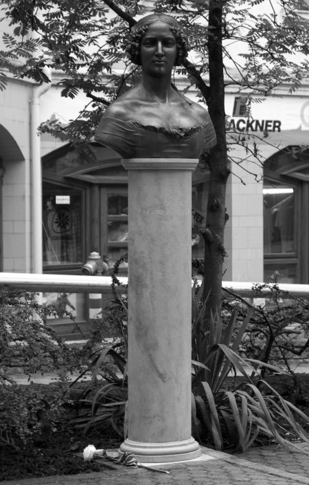 Bust of Jókainé Laborfalvi Róza | 2010 | bronze,  limestone